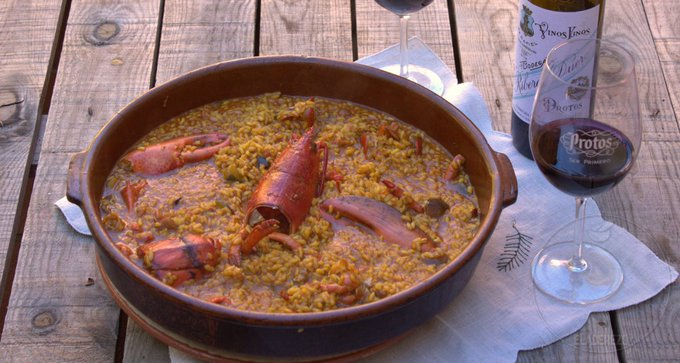 Bodegas_Protos's tweet photo. El fin de semana pide un plan sin complicaciones: una buena receta, una gran copa y la mejor compañía. 🍷🦞 Este arroz con bogavante y un #Protos27 hacen el resto. https://t.co/JMTxJuifJx