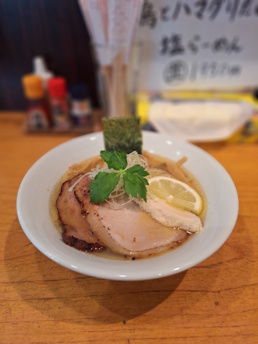 maeda0624001's tweet photo. シロサキ

鶏とハマグリだしの塩らーめん

なんかシロサキ限定は久々ね！一目でわかるシロサキビジュ！
一口飲んでわかる、あーシロサキだーっとなるやつ。貝と鶏のどっちが突出するわけじゃないけど繊細で丁寧。
尻上がりに旨くなってレモン搾ってさらにバカ旨い！最高だわ🍜 https://t.co/02hwsA1Kl3