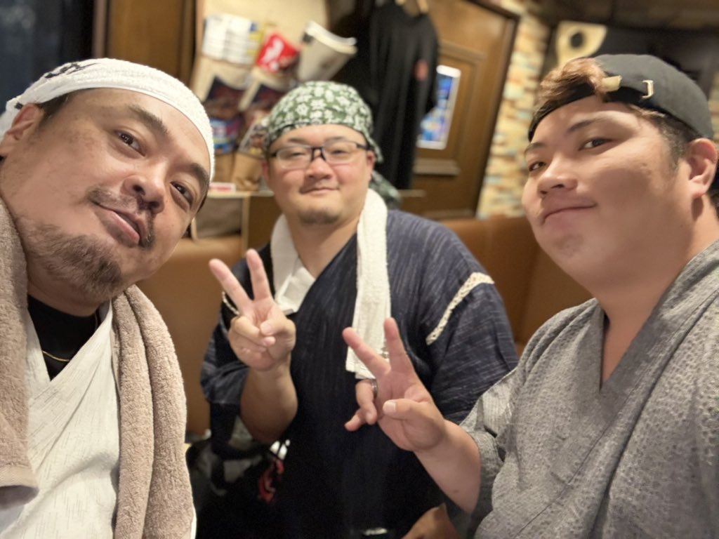 BarDantotsu's tweet photo. 雨☔雷雨⛈️
新宿は何とか踏ん張ってくれてますな✨
今のうちに、涼しい店内にどーぞ‼️

んではダントツオープンします‼️

そして、明日‼️
ついに‼️
べりあるバースデーパーティー☠️

決死の覚悟でお待ちしております‼️ https://t.co/znSPHieFkO