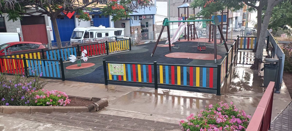 LimpiezaLPGC's tweet photo. Trabajos  de #baldeo (manual y mecanizado) y limpieza con máquina #hidrolimpiadora en la Plaza de Salto del Negro. https://t.co/fBVN26AcAh