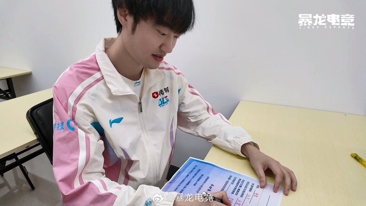 _ON_owo's tweet photo. 【 26.07.23 LPL 방명록 ✍🏻 】 #Knight
• 본명 : 줘딩(卓定)
• LPL 선수 번호 : 157
• 평소 팀원들이 나를 부를 때 : K황(k皇)
• 내 포지션에서 가장 좋아하는 주류/비주류픽 : 
신드라/직스
• 오늘 우리는 (NIP)에서 경기한다. 매번 이곳에 올 때마다 반드시 먹는 음식 : 지바오(鸡煲, 닭고기 전골)

【 A or B 】
• 미래를 걱정 vs 먼저 오늘을 잘 보내기 ☑️
• 구단 식당 ☑️ vs 배달 음식
• 멘탈이 강함 ☑️ vs 타인에게 자신감을 얻어야 함
• 누우면 바로 취침 vs 폰을 조금 더 한다 ☑️