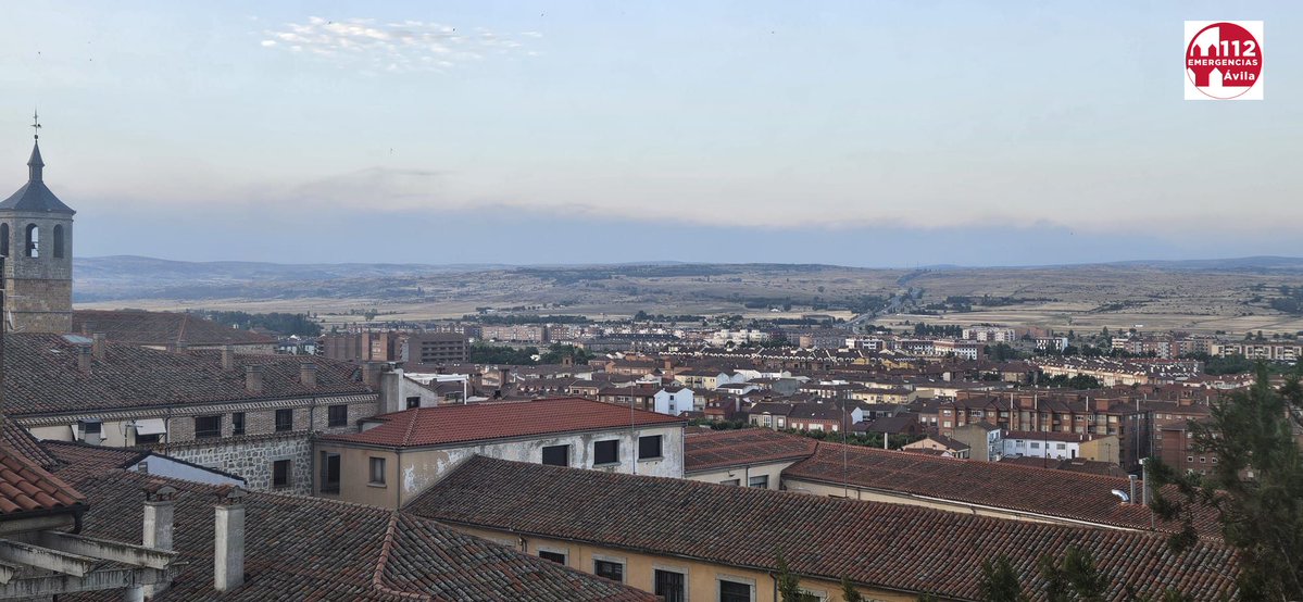 EmergenciaAvila's tweet photo. Una treintena de personas evacuadas de #ElTiemblo por #IFBurgohondo permanece en el albergue instalado en @LIENZONORTE de #Ávila, atendidos por @ProteCivilAvila y de Arévalo

🔥El humo del fuego es visible desde varios puntos de la provincia, también la capital https://t.co/yGWu1b4Ryt