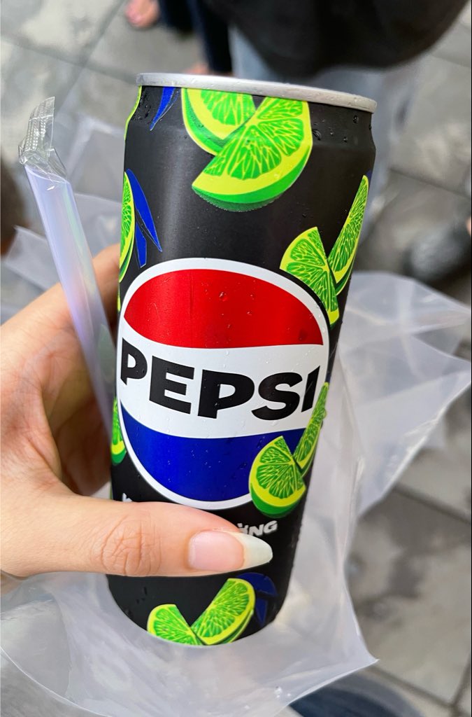 asaliilis's tweet photo. i drink this shit everyday.. only zero cal drink i can find basically anywhere for like .70 cents 😭 https://t.co/OvD0wp8Ypi