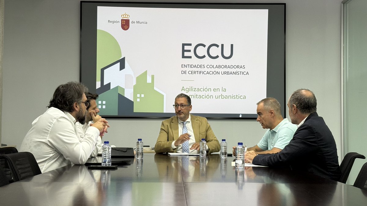Fomento_RM's tweet photo. Desde el Gobierno @regiondemurcia impulsamos la puesta en marcha de las entidades colaboradoras de certificación urbanística #ECCU para agilizar la tramitación, manteniendo en todo momento las garantías legales y técnicas exigidas.

El director general de Ordenación del Territorio y Arquitectura  @JavierRollanSan  se ha reunido con las n las empresas que tramitan su acreditación para facilitar el inicio de su actividad y avanzar en la agilización de los procedimientos urbanísticos.

Más info: https://t.co/IibhlGL0UK