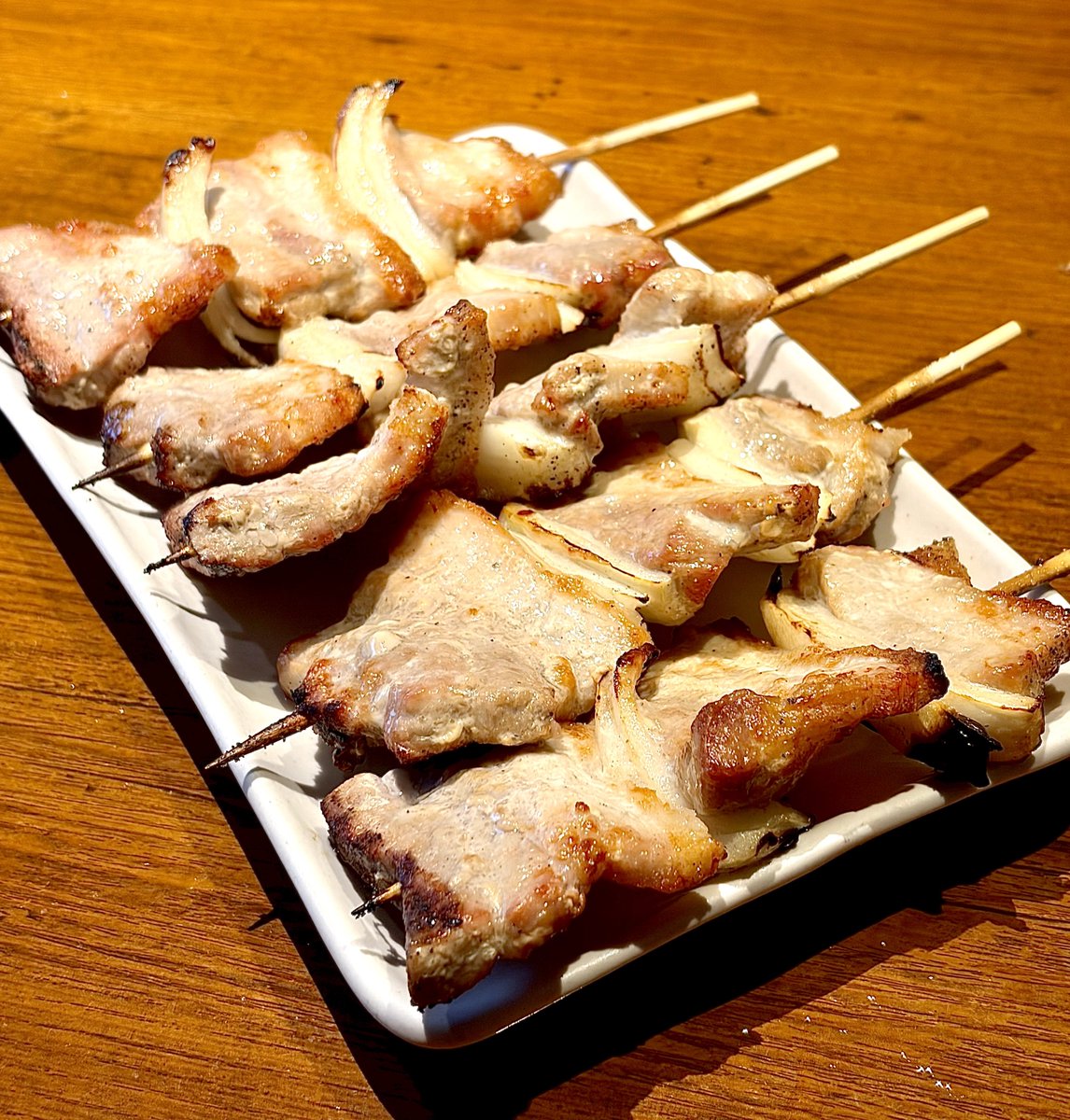 ssknmaster's tweet photo. すすきのにある焼鳥屋「鳥あたま」

こんなにデケェ鳥串と豚串が一本230円で食えるのヤバいわ。牛サガリ260円もバグ。

1580円のビール付き飲み放題もあるし、すすきのでコスパ良くうめぇ焼鳥食って飲むならここがガチでオススメ。 https://t.co/kiOAxjC6GS
