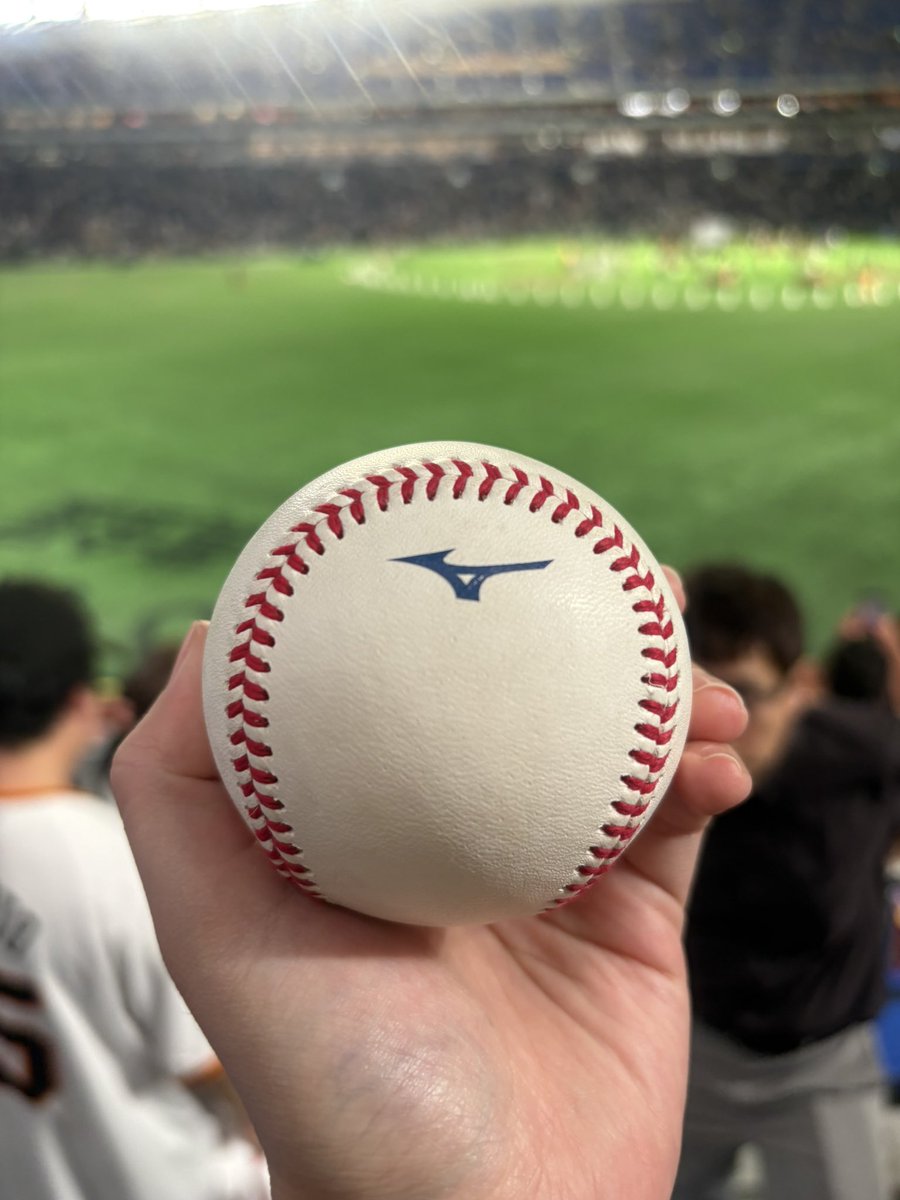 BE_sora98's tweet photo. A.誰も助けてくれない

先日のサヨナラホームラン最高でした！
キャッチした方にホームラン���ールの写真撮らせて頂き幸せのおすそ分けもらいました！優しい世界！

いつも感動をありがとう
   #坂本勇人はなぜ神なのか https://t.co/hmxi3BMqmp