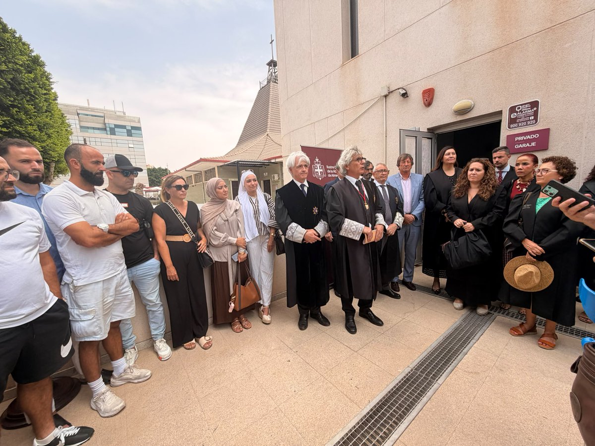 Abogacia_es's tweet photo. Desde Abogacía Española nos unimos a la concentración convocada por el Colegio de la Abogacía de Almería (@AlmeriaAbogados) para expresar nuestro rechazo más firme a la agresión sufrida por una compañera en El Ejido.

Toda nuestra solidaridad, afecto y apoyo a la compañera. Deseamos de corazón su pronta recuperación. ❤️‍🩹

Ningún abogado ni abogada debe temer por su integridad por ejercer la defensa de los derechos de la ciudadanía.

https://t.co/csLgO5baOQ
