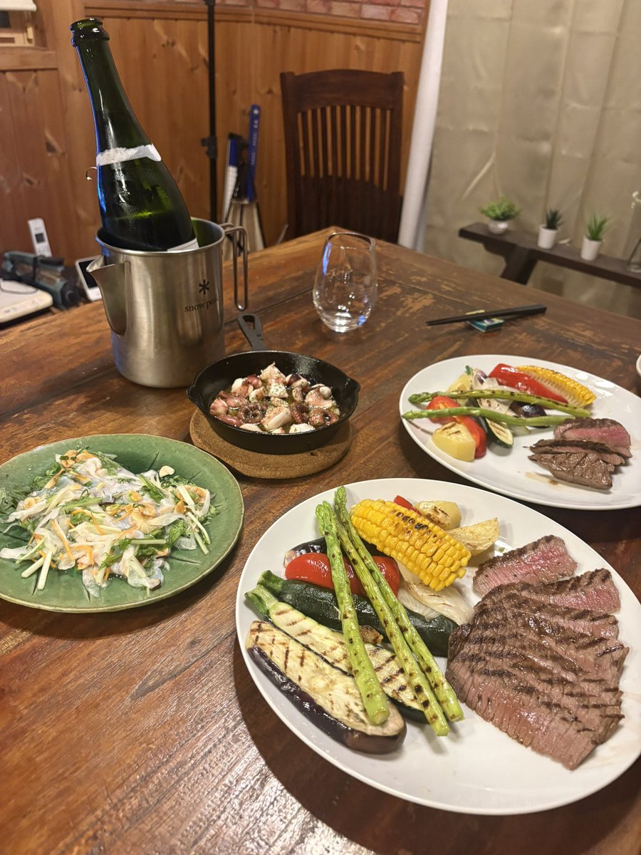 atmark_ceo's tweet photo. 焼き目が超綺麗なグリンパンを手に入れたので妻が早速活用してくれました。
めちゃ美味しいです。野菜も肉も！
幸せです😂
#おうちごはん 
#ワイン https://t.co/ZER6E6VaBh