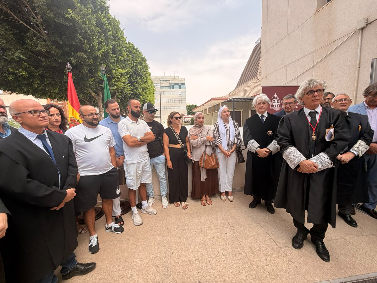 Abogacia_es's tweet photo. Desde Abogacía Española nos unimos a la concentración convocada por el Colegio de la Abogacía de Almería (@AlmeriaAbogados) para expresar nuestro rechazo más firme a la agresión sufrida por una compañera en El Ejido.

Toda nuestra solidaridad, afecto y apoyo a la compañera. Deseamos de corazón su pronta recuperación. ❤️‍🩹

Ningún abogado ni abogada debe temer por su integridad por ejercer la defensa de los derechos de la ciudadanía.

https://t.co/csLgO5baOQ