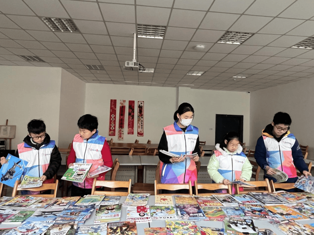 523guy's tweet photo. Spent this sunny morning sorting books for the rural children’s reading program—little smiles make every minute worth it! ， https://t.co/WMzr9Y5l6t