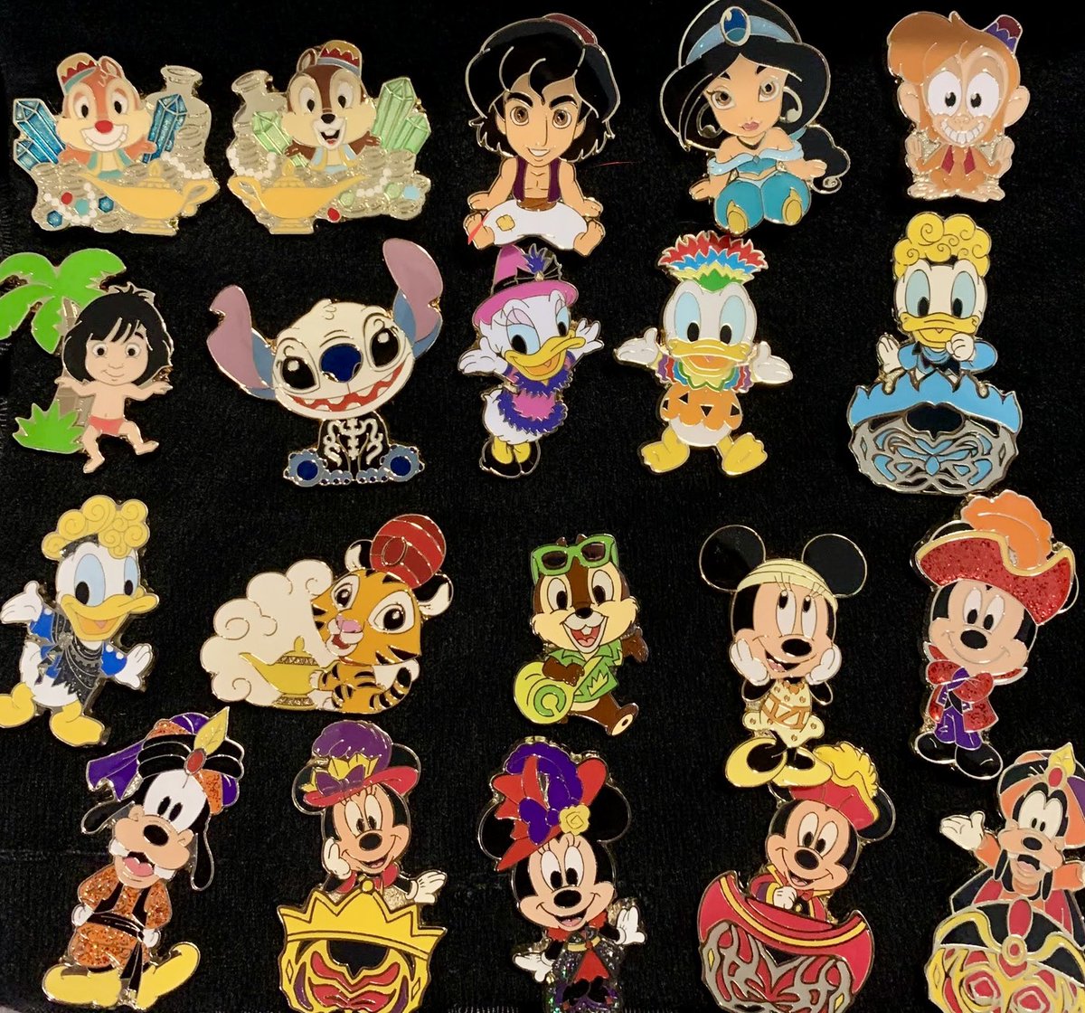 May_DInfo's tweet photo. 🇯🇵東京ディズニーのピンバッジは海外でピントレできる？

実はルール上は基本NG🙅‍♀️
裏に"Pin Trading"のマークがあるピンが交換対象です!

東京ピンにもよく似たマークがありますが、こちらには"Pin Collection"と書かれています。

ただ交換できる場合���あるので、欲しいピンがあれば聞いてみても🙆‍♀️✨ https://t.co/zxgNhKH3bJ
