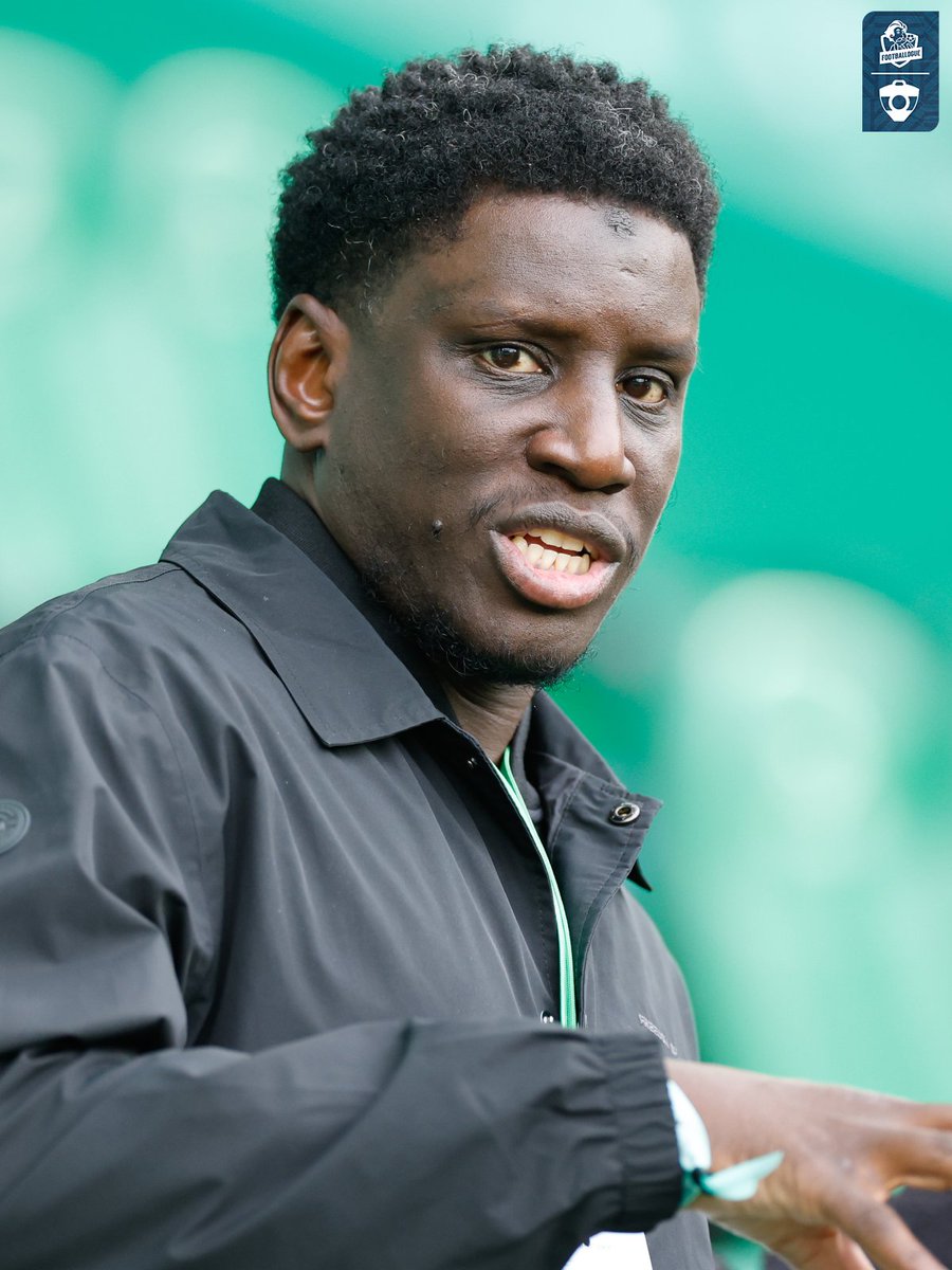 Footballogue's tweet photo. Ultra intéressant : Demba Ba pointe du doigt 𝗟𝗘 𝗠𝗔𝗡𝗤𝗨𝗘 𝗗𝗘 𝗣𝗥𝗜𝗦𝗘𝗦 𝗗𝗘 𝗥𝗜𝗦𝗤𝗨𝗘𝗦 des clubs français, notamment en termes de choix des coachs ! 🙄🇫🇷

"Si j'aime prendre des risques ? C'est ce que j'ai fait toute ma vie. Et trois ans après être entré dans le monde de la direction dans le football, 𝗷𝗲 𝘁𝗿𝗼𝘂𝘃𝗲 𝗾𝘂'𝗼𝗻 𝗲𝘀𝘁 𝘁𝗿𝗲̀𝘀 𝗰𝗼𝗻𝘀𝗲𝗿𝘃𝗮𝘁𝗲𝘂𝗿 𝗱𝗮𝗻𝘀 𝗻𝗼𝘀 𝗽𝗿𝗶𝘀𝗲𝘀 𝗱𝗲 𝗱𝗲́𝗰𝗶𝘀𝗶𝗼𝗻, 𝗹𝗮 𝗰𝗿𝗲́𝗮𝘁𝗶𝗼𝗻 𝗱'𝘂𝗻 𝗳𝘂𝘁𝘂𝗿.

𝗜𝗹 𝘆 𝗮 𝘂𝗻𝗲 𝗻𝗼𝘂𝘃𝗲𝗹𝗹𝗲 𝗴𝗲́𝗻𝗲́𝗿𝗮𝘁𝗶𝗼𝗻 𝗱𝗲 𝗷𝗲𝘂𝗻𝗲𝘀 𝗰𝗼𝗮𝗰𝗵𝗲𝘀 𝗲𝗻 𝗙𝗿𝗮𝗻𝗰𝗲 𝗾𝘂𝗶 𝗮𝗿𝗿𝗶𝘃𝗲𝗻𝘁 𝗲𝘁 𝗾𝘂𝗶 𝘀𝗼𝗻𝘁 𝗯𝗼𝗻𝘀, à l'image de Didier (Digard). 

Et quand un club se retrouve dans une situation où il doit changer de coach, souvent, 𝗼𝗻 𝗿𝗲𝗽𝗮𝗿𝘁 𝘃𝗲𝗿𝘀 𝗰𝗲 𝗾𝘂𝗶 𝗻𝗼𝘂𝘀 𝗿𝗮𝘀𝘀𝘂𝗿𝗲, 𝘂𝗻 𝗰𝗼𝗮𝗰𝗵 𝗱'𝗲𝘅𝗽𝗲́𝗿𝗶𝗲𝗻𝗰𝗲, 𝗼𝗻 𝗲𝘀𝘁 𝗳𝗿𝗲𝗶𝗻𝗲́𝘀. 

À Dunkerque, j'en ai rencontré, comme Grégory Poirier. Au Red Star, il fait un maintien comme promu puis les play-offs... 

Et on est en juillet et il n'a pas de club ! 𝗖'𝗲𝘀𝘁 𝗳𝗼𝘂. 𝗖𝗲 𝗻'𝗲𝘀𝘁 𝗽𝗮𝘀 𝗻𝗼𝗿𝗺𝗮𝗹."

Compliqué de lui donner tort... 😮‍💨

(L'Équipe)