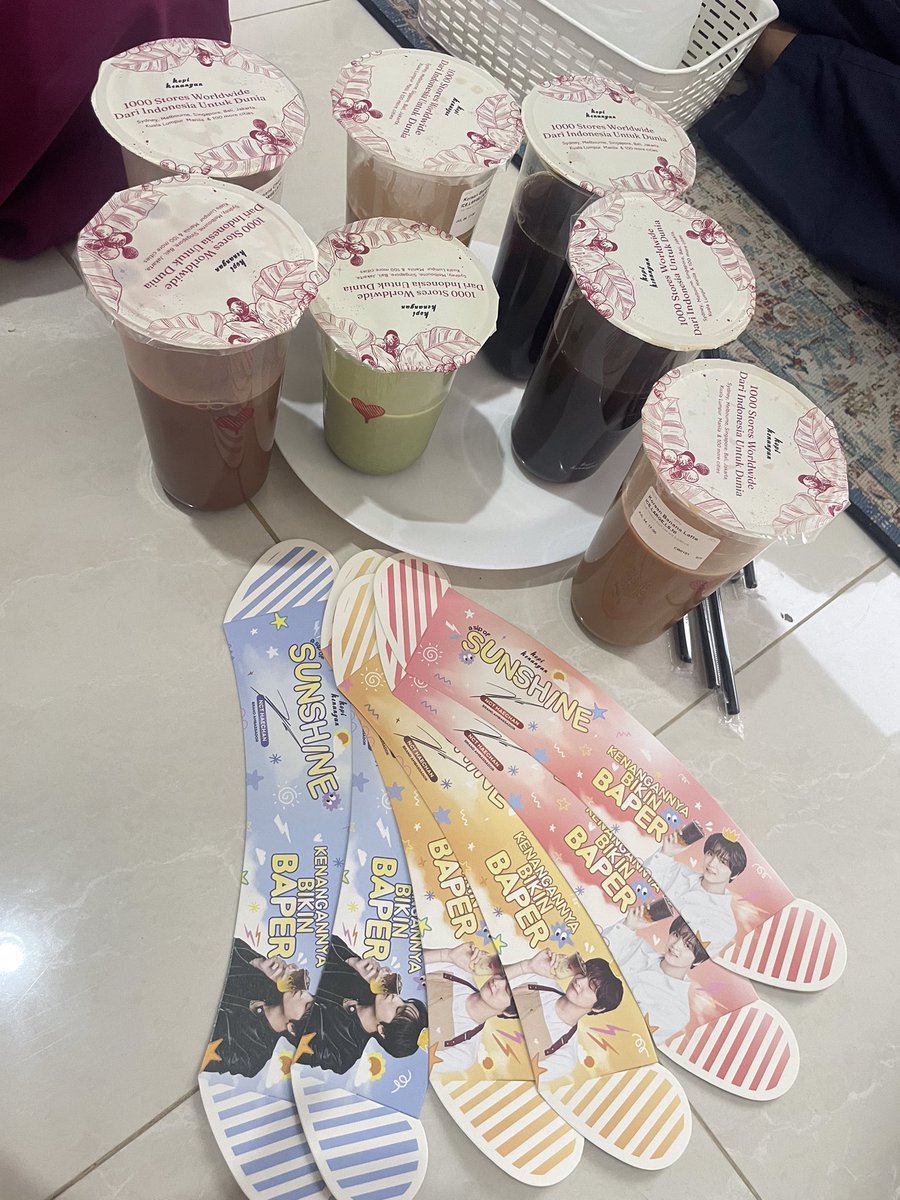 abcdemyyy's tweet photo. Kelamaan nunggu yg di pekanbaru, kita titip order buat temen dan minta simpenin dulu cup sleevenyaa🫶🏼

#KopiKenangan
#KopiKenanganxNCTHAECHAN https://t.co/m39qSBCHU6