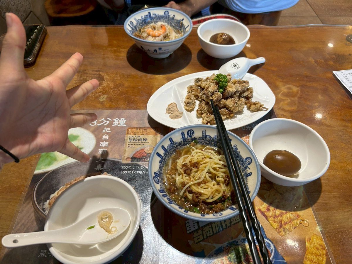uedanishi's tweet photo. 【台南短期留学】
番外編　
全員一致の台南グルメ
①完熟マンゴーかき氷
②担仔麺(肉そぼろの乗った麺)
③小籠包
④タピオカミルクティー
ぜひお試しください！！ https://t.co/Sr9cPoNygl