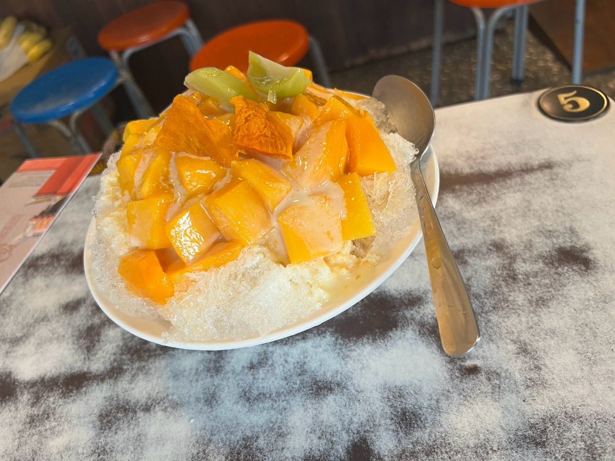 uedanishi's tweet photo. 【台南短期留学】
番外編　
全員一致の台南グルメ
①完熟マンゴーかき氷
②担仔麺(肉そぼろの乗った麺)
③小籠包
④タピオカミルクティー
ぜひお試しください！！ https://t.co/Sr9cPoNygl