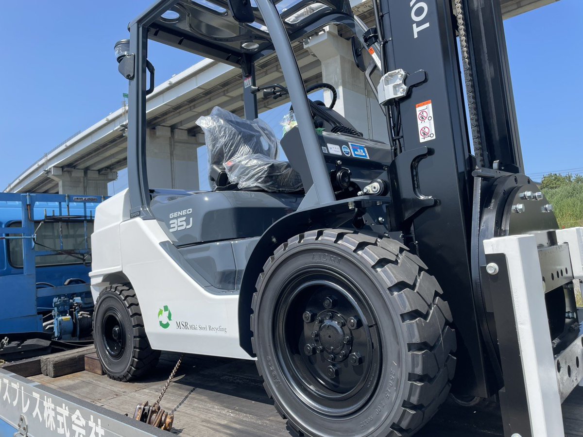 TACTECH_Kagawa's tweet photo. 🚜✨【納車のご報告】✨

このたび、三木鋼業株式会社様へ3.5t回転フォークリフトを納車させていただきました！
このたびはご用命いただき、誠にありがとうございます。
お客様の現場でより長くご活用いただけるよう、これからも点検・整備をはじめ、しっかりとサポートしてまいります💪
ご安全に！ https://t.co/puoE4PnClH