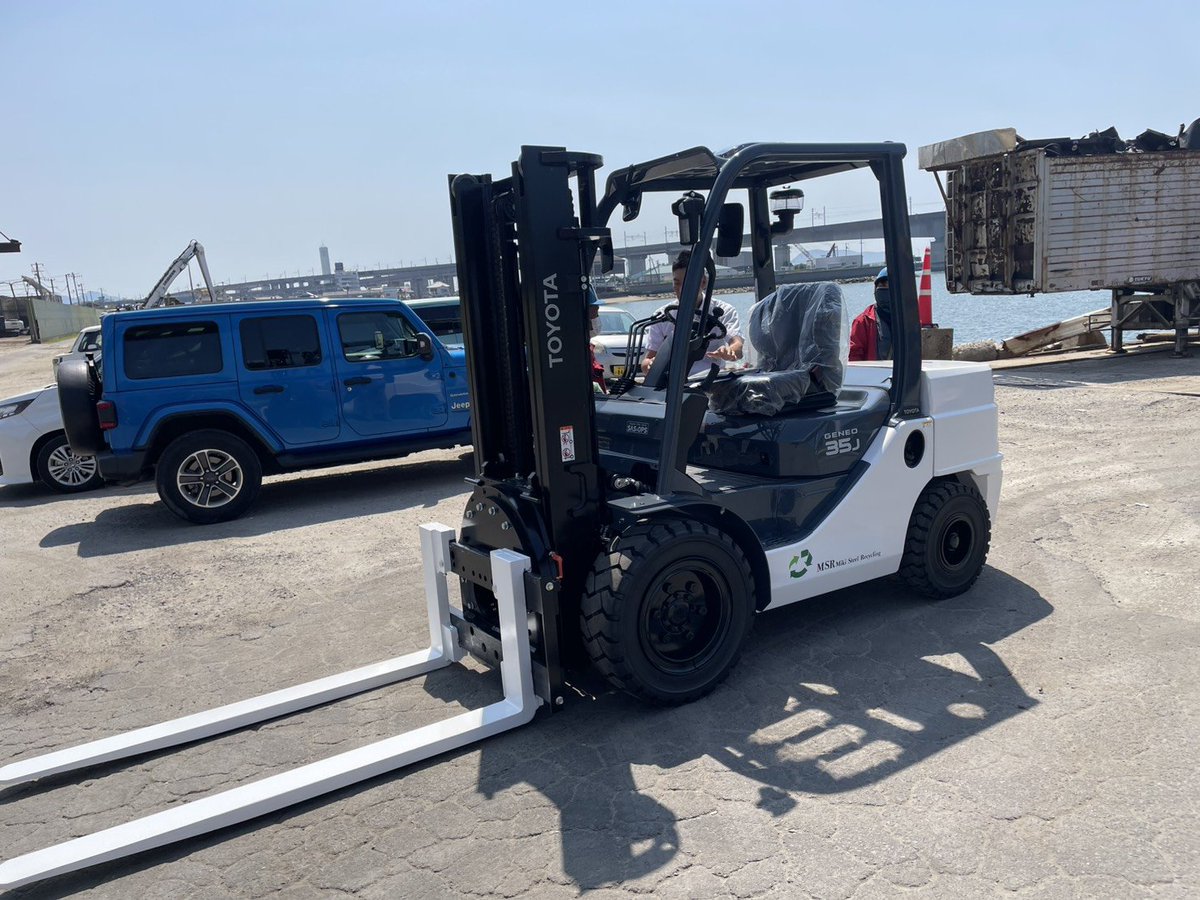 TACTECH_Kagawa's tweet photo. 🚜✨【納車のご報告】✨

このたび、三木鋼業株式会社様へ3.5t回転フォークリフトを納車させていただきました！
このたびはご用命いただき、誠にありがとうございます。
お客様の現場でより長くご活用いただけるよう、これからも点検・整備をはじめ、しっかりとサポートしてまいります💪
ご安全に！ https://t.co/puoE4PnClH