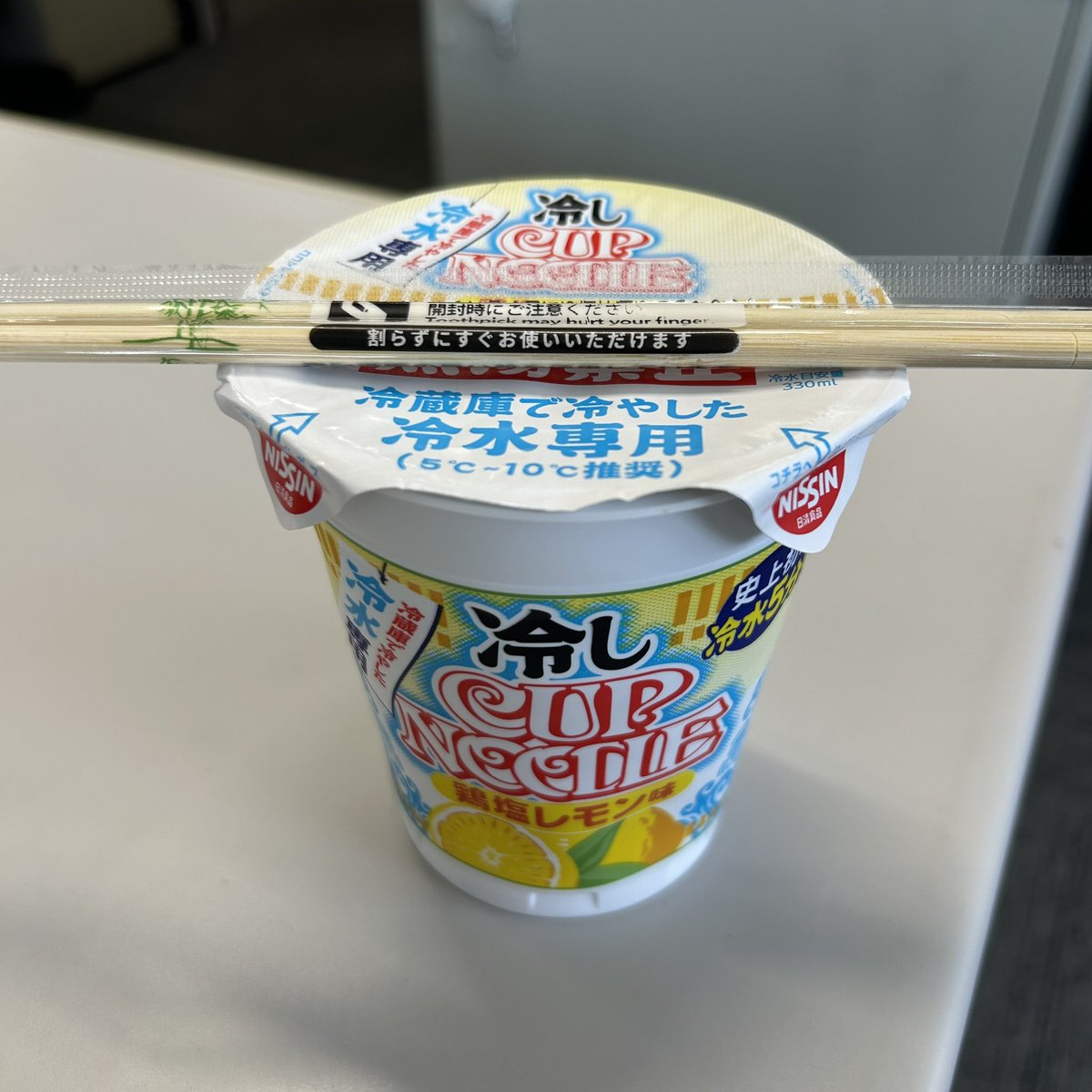 ciao4416's tweet photo. 確かに鶏塩レモン味のラーメン。
レモン顆粒がたっぷり入って、酸味は充分。麺の味もしっかりわかる、冷やしラーメン。製品としては完成してると思う。
話題性として食べたけどリピートするまでには到達しない。 https://t.co/iouMtDHRb4
