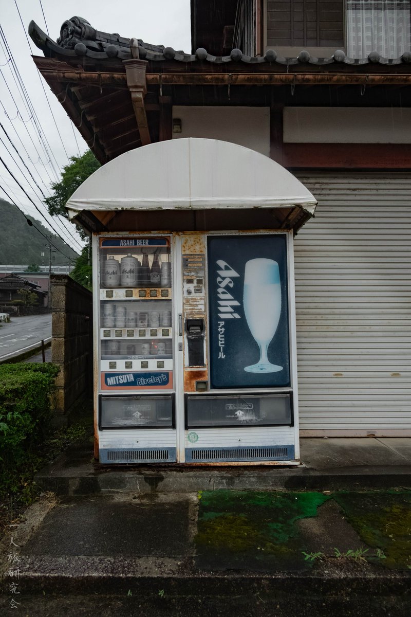 hitoritabiken's tweet photo. ほへぇ、ビールって3Lの大きさの缶も、自販機で買えたんだ。 https://t.co/dBvvD2OMzb