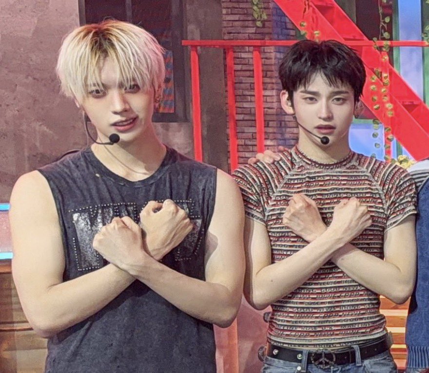 towadays's tweet photo. 토와 씨 저번부터 옆 멤버랑 같은 포즈로 사진 찍는 거 너무너무 귀여워서 심장이 아파 ㅠ.ㅠ https://t.co/pDvY0EbGRR