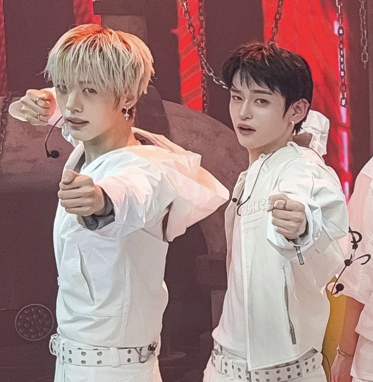 towadays's tweet photo. 토와 씨 저번부터 옆 멤버랑 같은 포즈로 사진 찍는 거 너무너무 귀여워서 심장이 아파 ㅠ.ㅠ https://t.co/pDvY0EbGRR