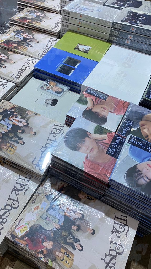 bluejayshop's tweet photo. #Bluejayshop_GA 
SEALED AHOF ALBUM GIVEAWAY! 🥳

- follow us 🔔
- like and retweet 
- reply

will draw on july 31 🚶‍♀️

ga proofs: #Bluejayshop_Proofs / @bjshop_updates https://t.co/zniJgeOih2