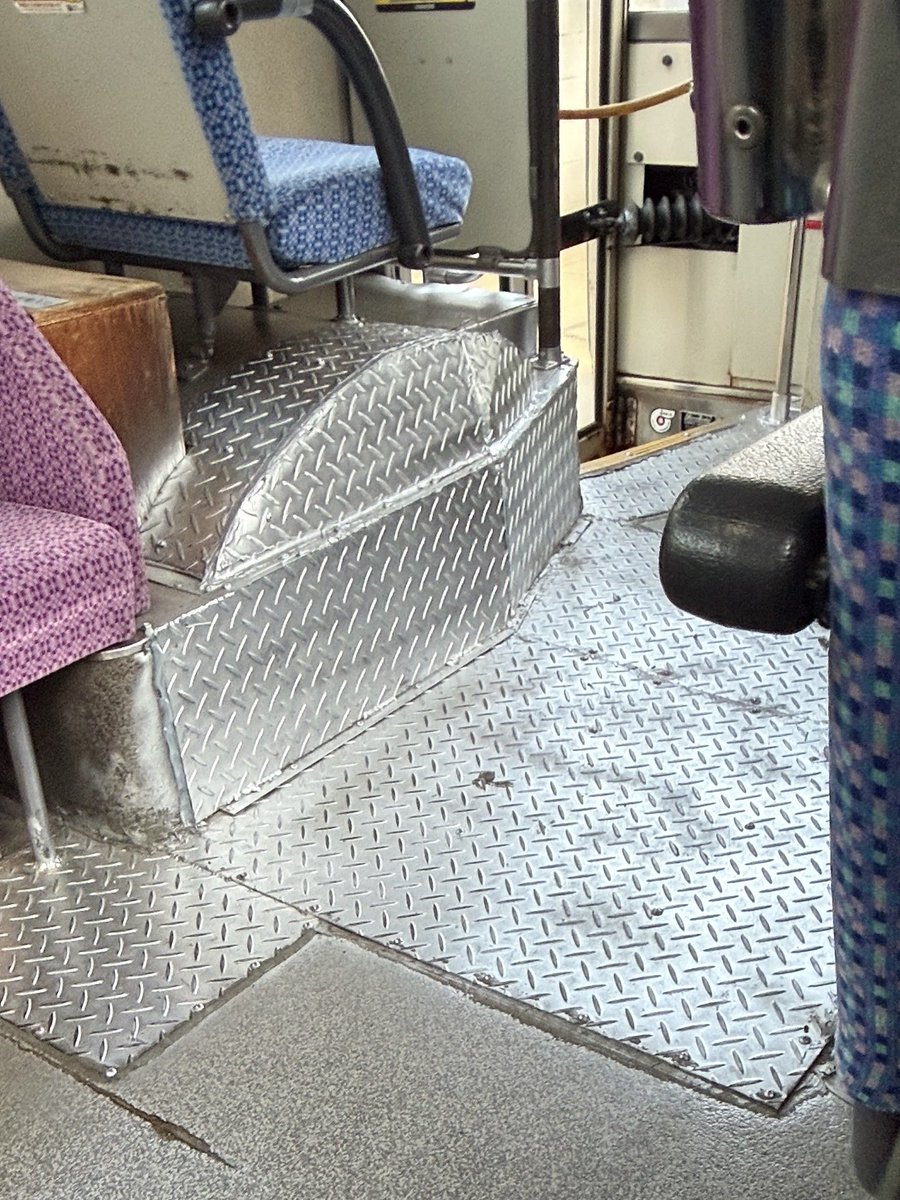 Ouline_signal23's tweet photo. 弘南バス 
青森200か248（51508-9/03年式）
日野レインボーRJ KK-RJ1JJHK

近頃は城東安原弘前駅中央口環状線の運用についている印象です
車内の床は、かなり補修されています https://t.co/uExidcGx5W