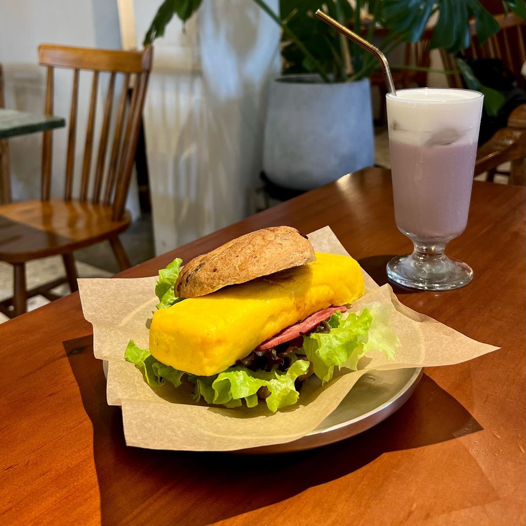 RafaelRodr15604's tweet photo. Lunch just hit different when you bite into a warm cheese burger with crispy fries on a sunny patio—total midweek mood upgrade! https://t.co/yBgjIPH5iB