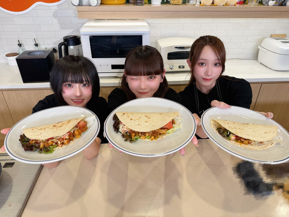 takanenofficial's tweet photo. 『#NATSLIVE 「#たかねこ初恋キッチン 。」』

ご視聴いただきありがとうございました🩵🤍💙

「チリコンカンナッツタコス」の
配信限定レシピカードが24時間限定販売中！🥜🌮

👩🏻‍🍳アーカイブ配信、レシピカードのご購入はこちら！
https://t.co/r70sniOcl8

次回は8/14(金)開催！
お楽しみに🌸

@NATSLIVE_app 
#高嶺のなでしこ #たかねこ