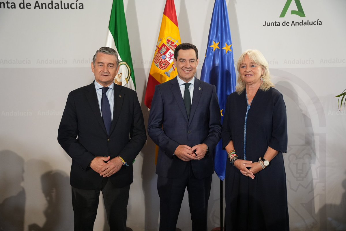 antoniosanz's tweet photo. Hoy comienza una nueva etapa para los delegados del Gobierno de @AndaluciaJunta.

Mi felicitación a quienes continúan por el trabajo realizado y una especial bienvenida a los tres nuevos delegados. El proyecto de transformación que lidera @JuanMa_Moreno sigue contando con un gran equipo al servicio de #Andalucía.

La mejor política es la que está cerca de las personas.