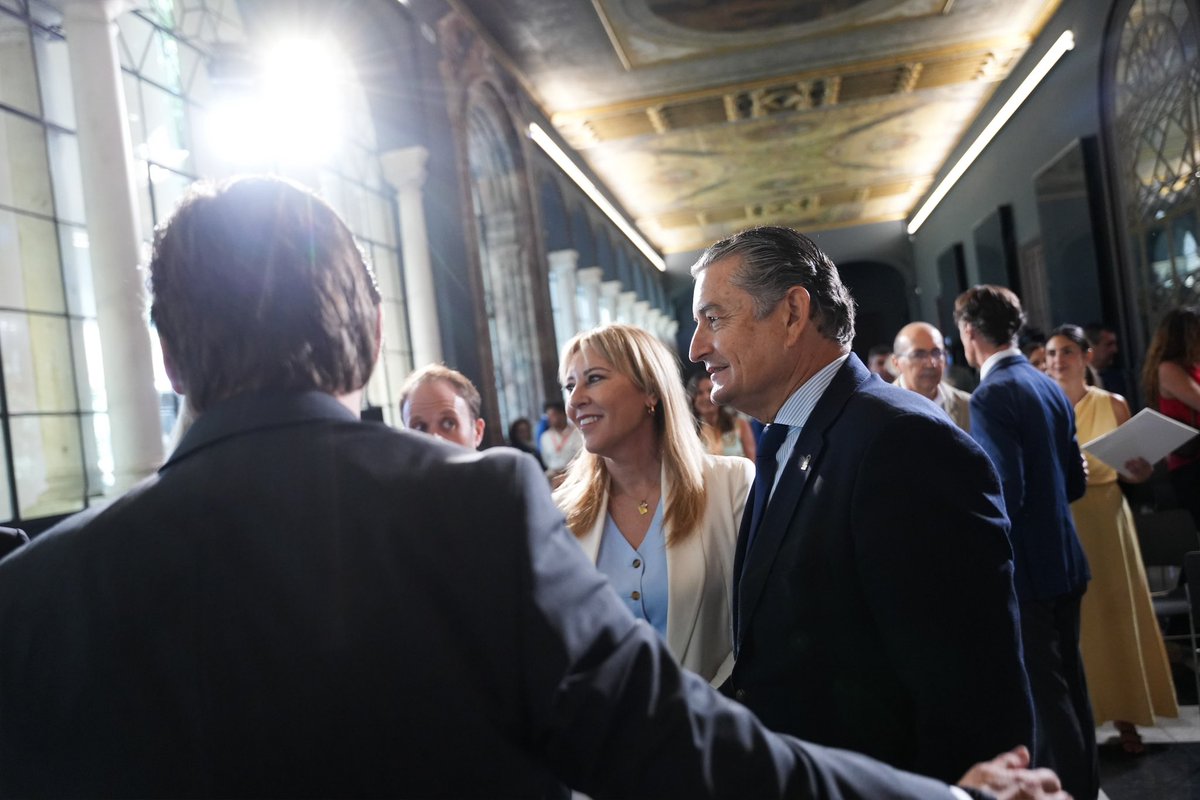 antoniosanz's tweet photo. Hoy comienza una nueva etapa para los delegados del Gobierno de @AndaluciaJunta.

Mi felicitación a quienes continúan por el trabajo realizado y una especial bienvenida a los tres nuevos delegados. El proyecto de transformación que lidera @JuanMa_Moreno sigue contando con un gran equipo al servicio de #Andalucía.

La mejor política es la que está cerca de las personas.