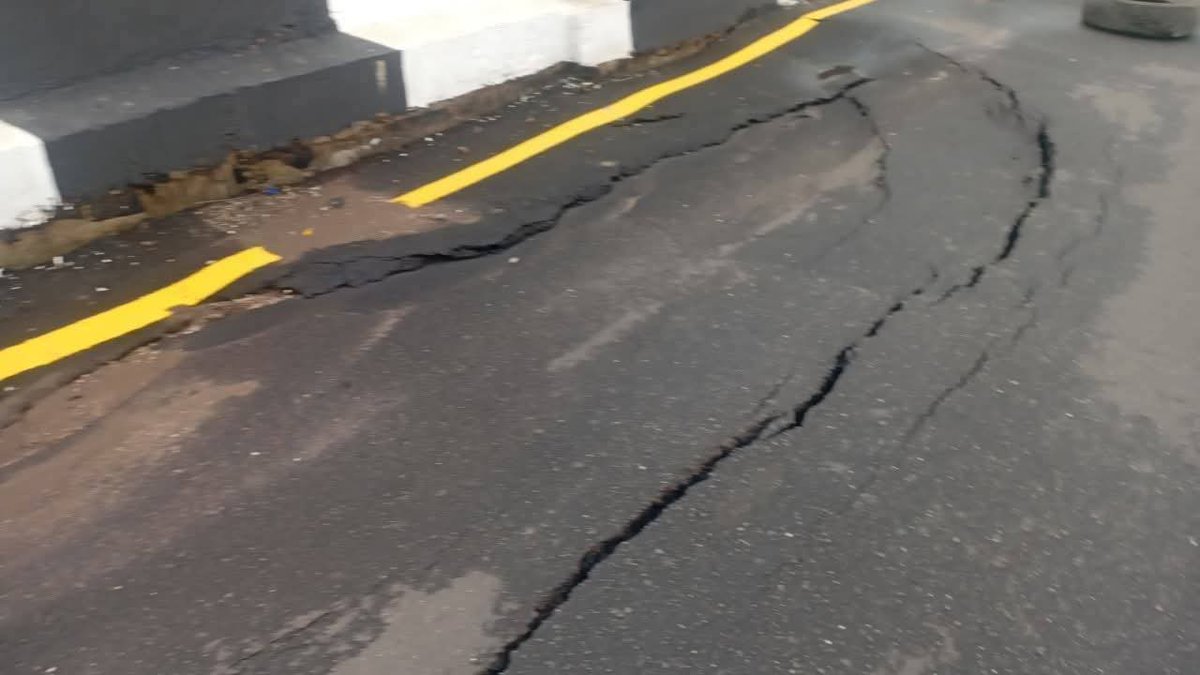 abdullahayofel's tweet photo. Walai Gov Adeleke's incompetence is not hearsay….., see A bridge commissioned last week already has cracks, and it has not even been functional. 

He gave the contract to a fertiliser company. A fertiliser company building a bridge. If this does not tell you who he is, nothing will. On 15/08/26, vote for competence. Vote AMBO.

#BridgeToModernOsun #AmboAtide
