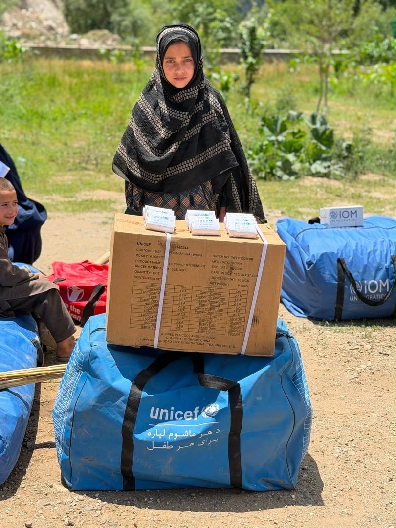 UNICEFAfg's tweet photo. UNICEF and partners reached flood-affected communities in #Nuristan, distributing emergency kits to 690 people in need, including 🧼 soap, 🪣 jerry cans, 🍳 kitchen sets &amp;🧴 hygiene kits.

Together, we are helping families stay safe and recover with dignity during the emergency. https://t.co/Mhpnt5aWy7