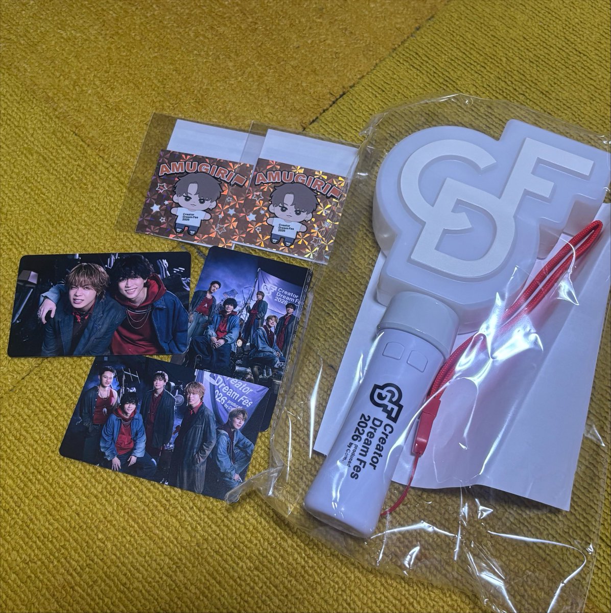 KdN54's tweet photo. #CDF #コムドット
グッズ到着！！！

もっと買えば良かったっていう後悔が…
でも少ない割に全員集合の奴縦横で来てくれて結構満足🥰

欲言えばあっちゃんソロが欲しかった😭 https://t.co/PGbK1Pfqqc