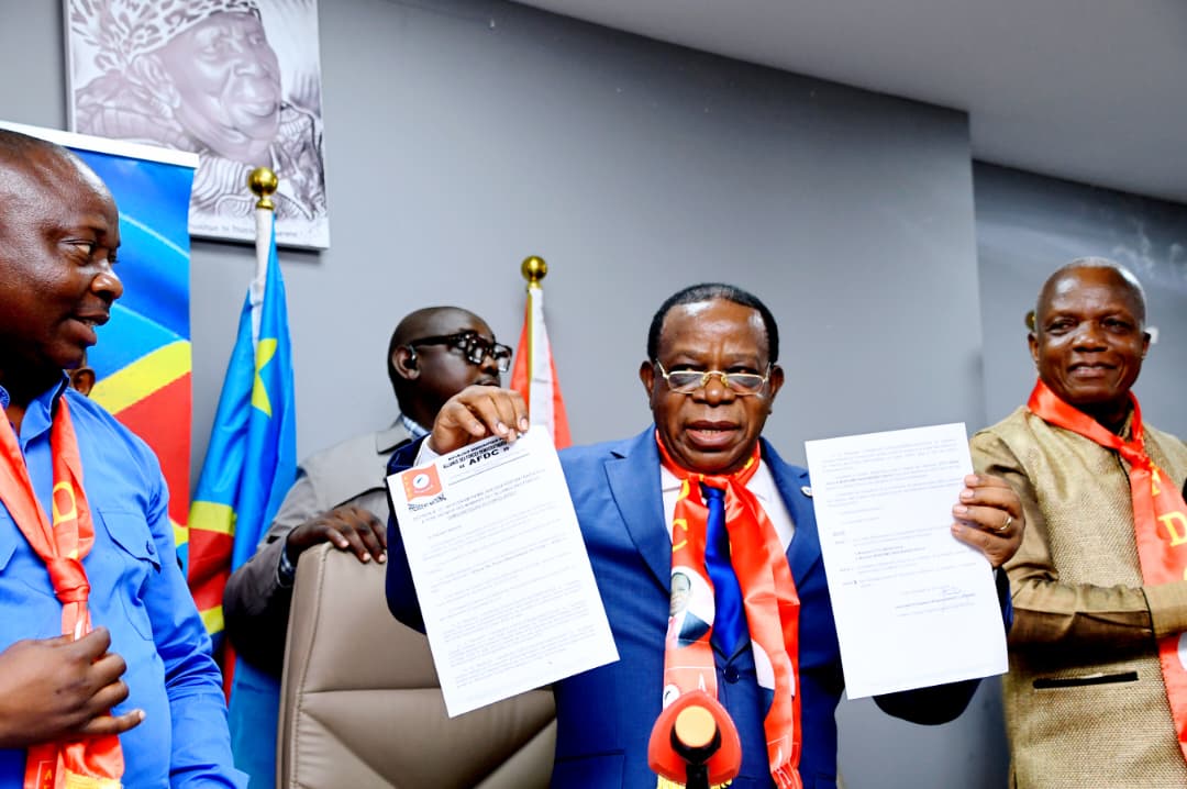 Khenda_depp's tweet photo. 🔴Urgent 

Des allégations circulent sur des manœuvres visant à contester la décision de justice ayant rétabli le professeur Modeste Bahati @PLukwebo comme Président Statutaire de l’AFDC-A. Des soupçons d pressions et d’ingérences dans la justice sont également évoqués.
@JByergi https://t.co/aicqt47p7h