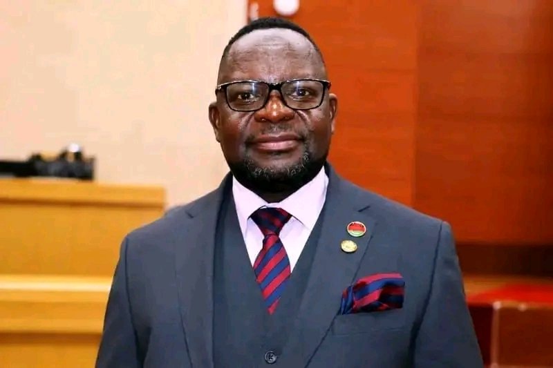 KazembeLewis's tweet photo. Nduna ya zofalitsa nkhani, Hon. Shadric Namalomba auza nyumba ya malamulo kuti posachedwapa boma likhala lukiyitana kampani zina zopereka network kuti aztsegule ma kampani awo mdziko muno.

Airtel ndi TNM zikuona kuti ntchito yawakulira ofunika kuwayitanira anzawo azipikisana. https://t.co/hFsF8Zmqyh