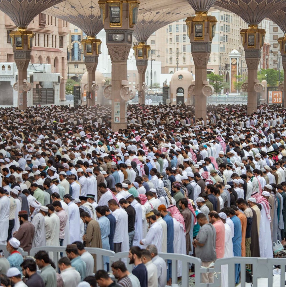 imarat_almadina's tweet photo. وسط أجواء إيمانية يملؤها الخشوع، أدّى جموع المصلين صلاة الجمعة في #المسجد_النبوي.
#المدينة_المنورة https://t.co/U5meO1ZALh