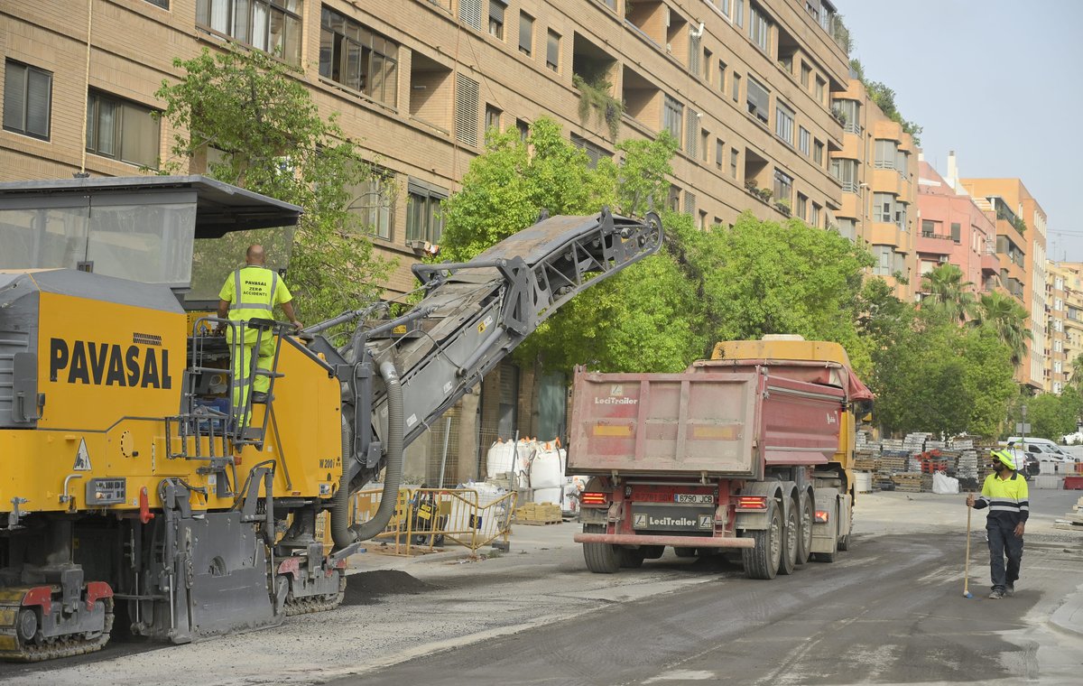 AjuntamentVLC's tweet photo. 🚧 Recta final de les obres de Pérez Galdós. 

📌 Esta nit: comença l'asfaltatge d'un nou tram.
📌 Setembre: l'avinguda es reobri al trànsit.
📌 16 de desembre: acaba l'actuació.

L'alcaldessa ha comprovat hui l'evolució dels treballs.

🔗 https://t.co/1bE22xFIuH https://t.co/eUTPr55NtM