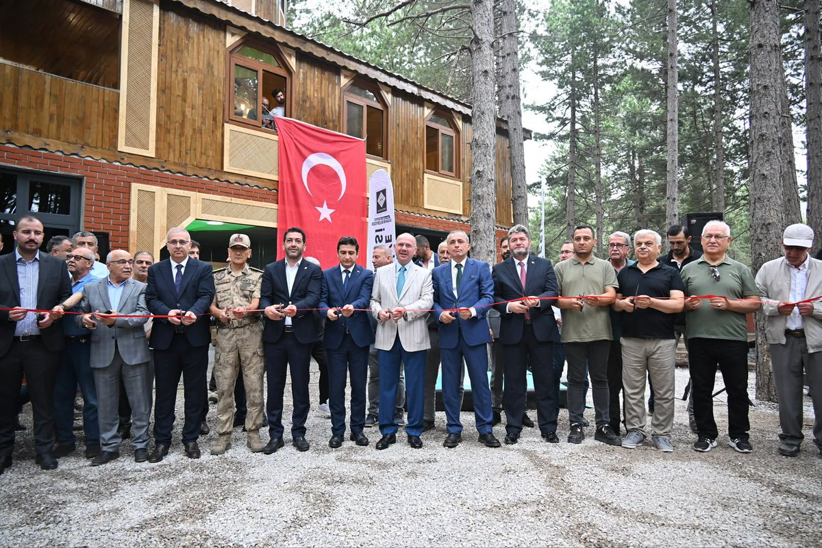 valiserdengecti's tweet photo. Amanoslar’ın serin nefesini taşıyan, tabiatın ve huzurun buluştuğu Zorkun Yaylamızda, mübarek Cuma gününün manevi iklimini yeni inşa edilen camimizin açılışıyla taçlandırdık. 

Bu güzel eseri şehrimize kazandıran Osmaniye Belediye Başkanımız Sayın İbrahim Çenet ve çalışma arkadaşları ile katkı sunanlara teşekkür ediyor, mabedimizin hayırlı olmasını diliyorum.

📍Şenlik Tepesi