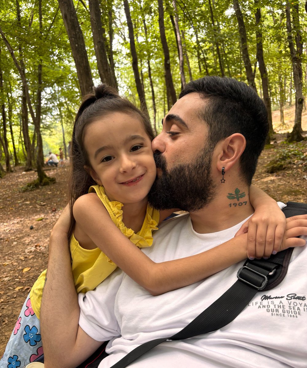 Erhan19Fb07's tweet photo. Kalbimin en güzel köşesi... Kızım. 💛💙
#HayırlıCumalar https://t.co/MjhuWyKwDS