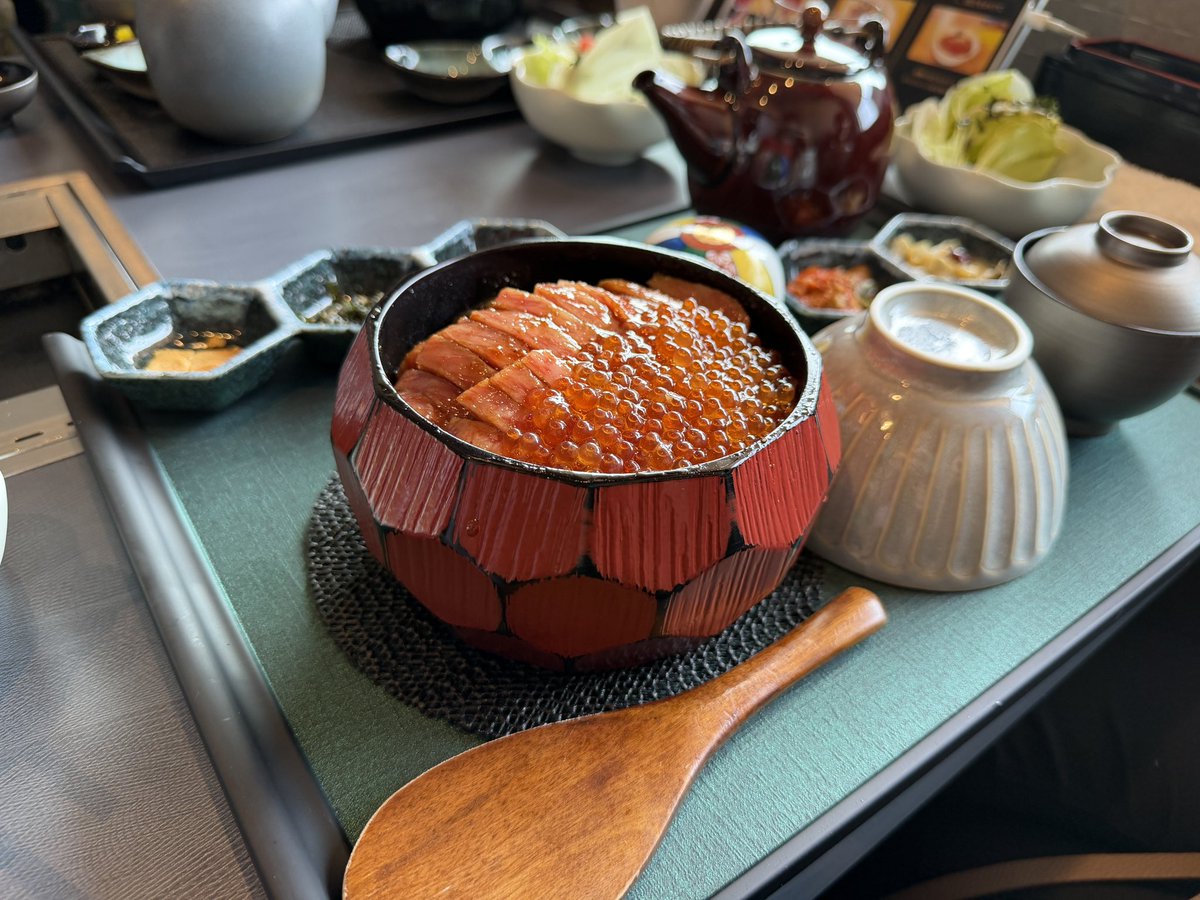 RiversecoOgawa's tweet photo. ま���どでかい商談がまとまりまして、今期は更なる利益が見込まれる予感...

リバーズエコのような稀有な業種は、常に新しい何かが起こり、何かを必要とされるビジネスです。経営とは日々勉強です🥺

関東からわざわざ砥部までお越し頂きありがとうございました！🥺
明日は関西方面へ引き取りです♻️

毎日暑いですが頑張ります🔥

#リバーズエコ