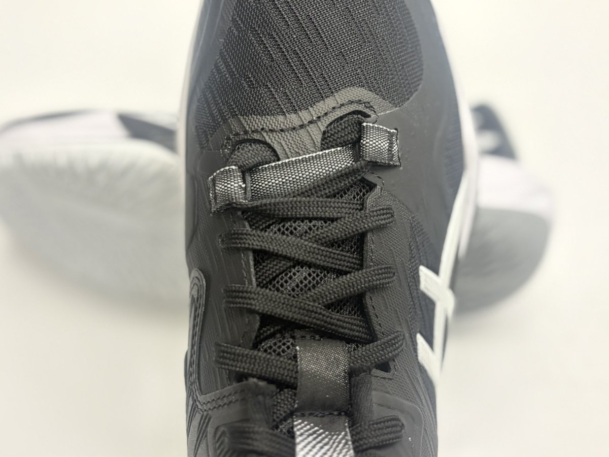 t_machida_vb's tweet photo. 【進化ポイント③】

「DYNALACING」新搭載✨️

靴紐と連動するアッパー構造を採用！

靴紐を締めることで、足全体をしっかりホールド！
フィット感がさらにUPし、激しい動きでも安定感抜群💪🏻🔥

最後までブレないフィット感を、ぜひ体感してください！！

#アシックス #バレーボール #新作 #シューズ https://t.co/7il2ua2xWa