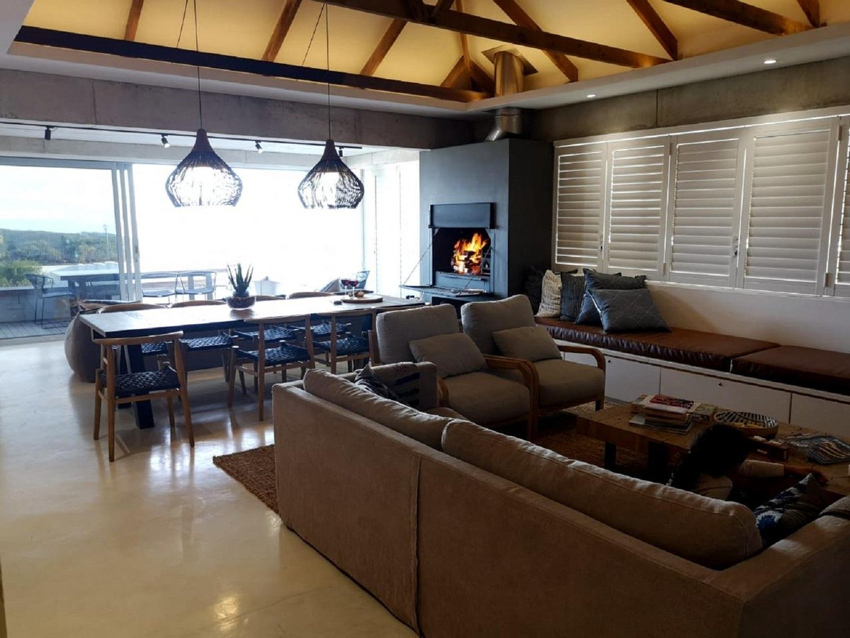 SleepingOUT_SA's tweet photo. Wake up to sea views and the sound of the waves at Troon Beach Cottage in Hermanus. Just a short walk to the Cliff Path, Grotto &amp; Voëlklip beaches, with restaurants and attractions nearby. 

Visit the Sleeping-OUT website for details.
https://t.co/rp2CS3XqzD

#SleepingOUT https://t.co/c8uOkiwpXb