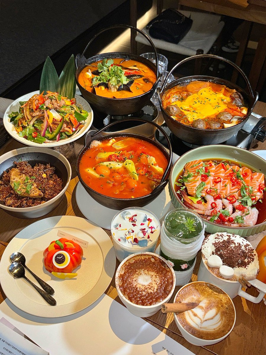 italy_mama's tweet photo. Spooky season special! Our Halloween feast has pumpkin soup, crispy turkey, and haunted apple cider—limited time only! https://t.co/YI1cFqjFMU