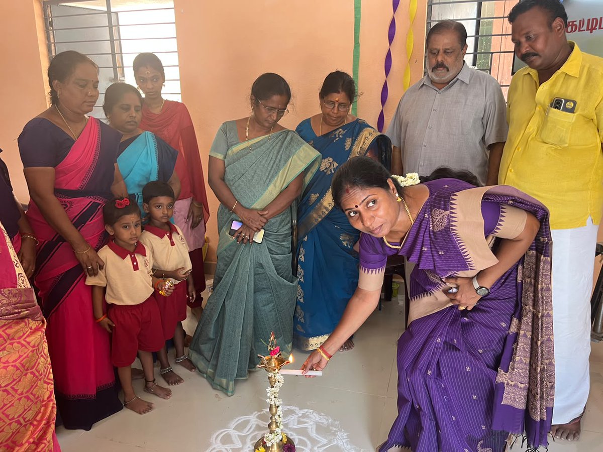 Sridharexmc's tweet photo. பட்டுக்கோட்டை வார்டு_26  NGGO_காலனி 2 வது தெருவில் புதிதாக கட்டப்பட்ட குழந்தைகள் மையத்தை இன்று காணொலி காட்சி மூலம்  திறந்ததை ,  பட்டுக்கோட்டையில் குழந்தைகள் மையத்தை நகர்மன்றதலைவர் S.#சண்முகப்பிரியா.M.C.A. , 26 வது வார்டு நகர்மன்ற உறுப்பினர் #கலையரசி 
அவர்களால் திறக்கப்பட்ட போது.. https://t.co/nTmfhzTIKx