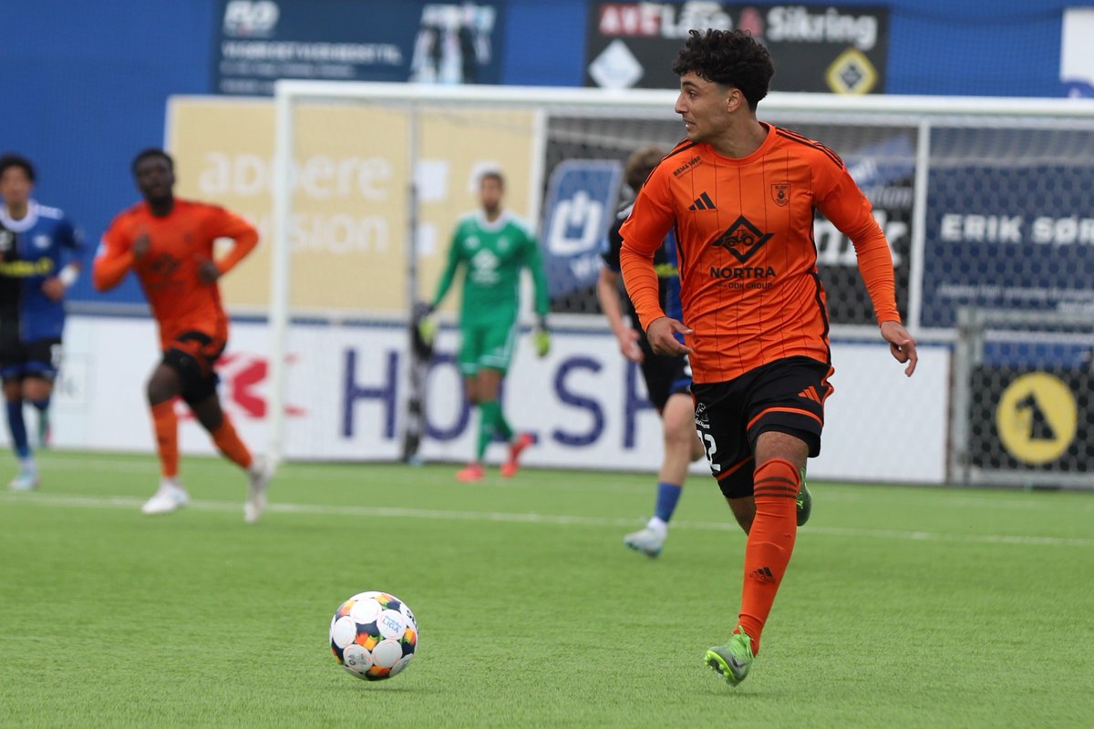FCGS050's tweet photo. Saman Jalaei 🇩🇰🇮🇷 - Hillerød 
Positie: linksbuiten 
Leeftijd: 20 (04-06-2006) 
- kleine (zeer) technische buitenspeler die makkelijk een mannetje passeert. 
1 van de beste in de competitie qua geslaagde dribbels. 
- Met z'n 1,70m is het niet de meest sterke speler. 
#lowej #fcg https://t.co/GZrbqtekbg