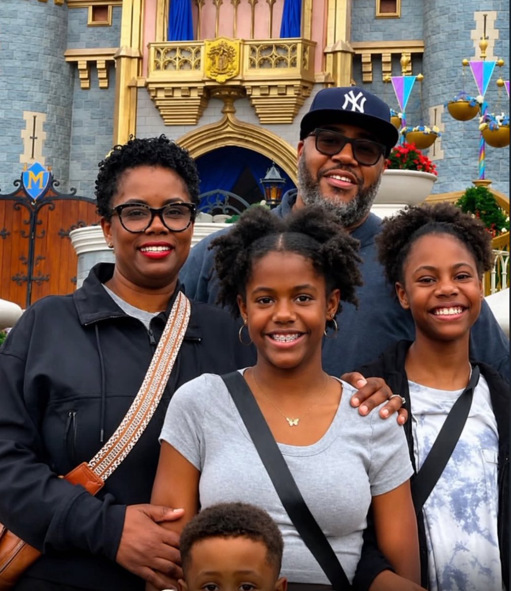 Puppieslover's tweet photo. This 7-year-old became Disney World’s 200 millionth guest and won free admission for life.
Nearly 40 years later… he’s still taking his wife and kids there for free https://t.co/2zNf5dQu8J