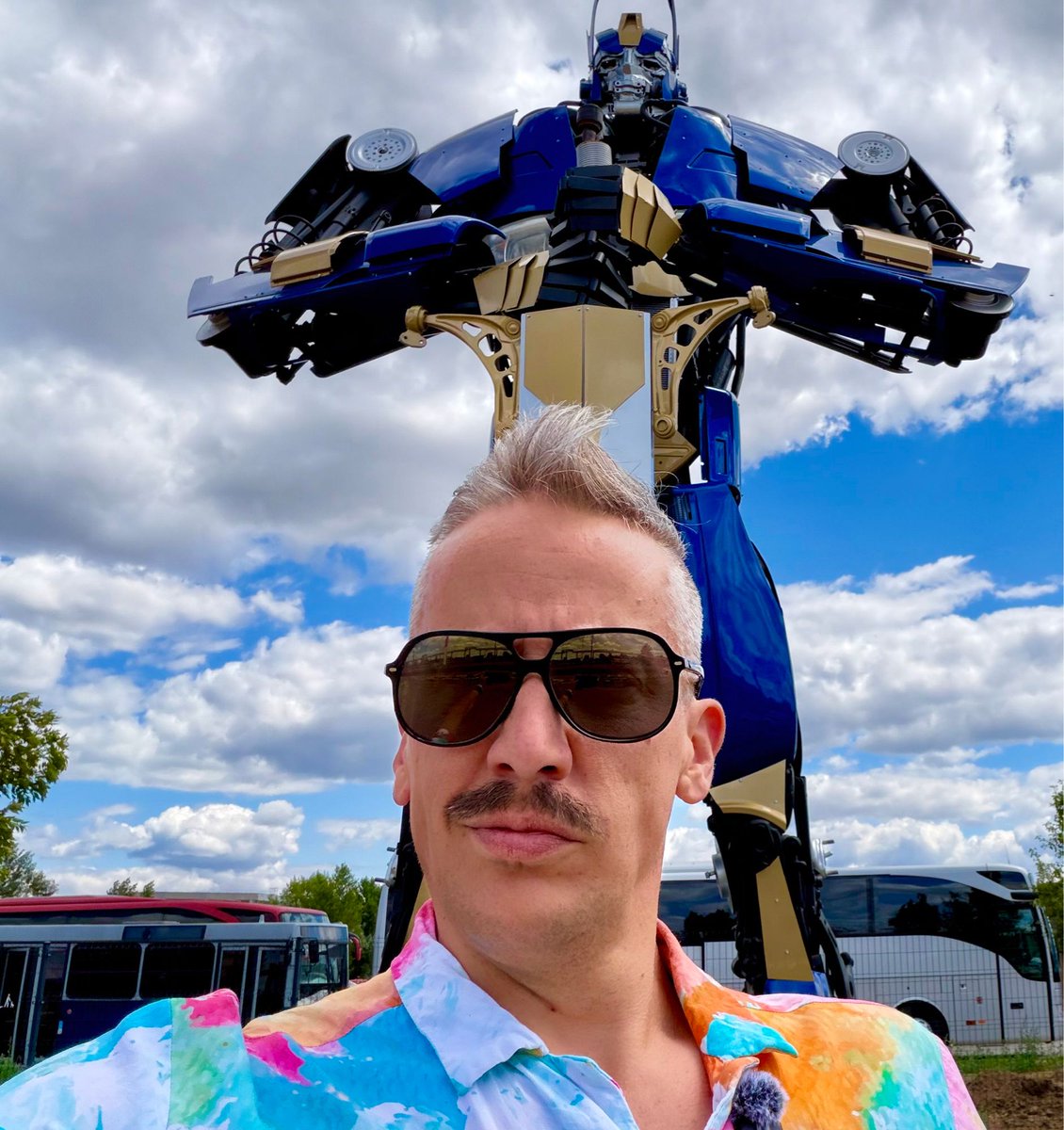 xab83's tweet photo. Nálatok mi a pálya? Én itt egész nap csak robotolok! 💪🏼🤖 #workhard https://t.co/RrszL9nbfE