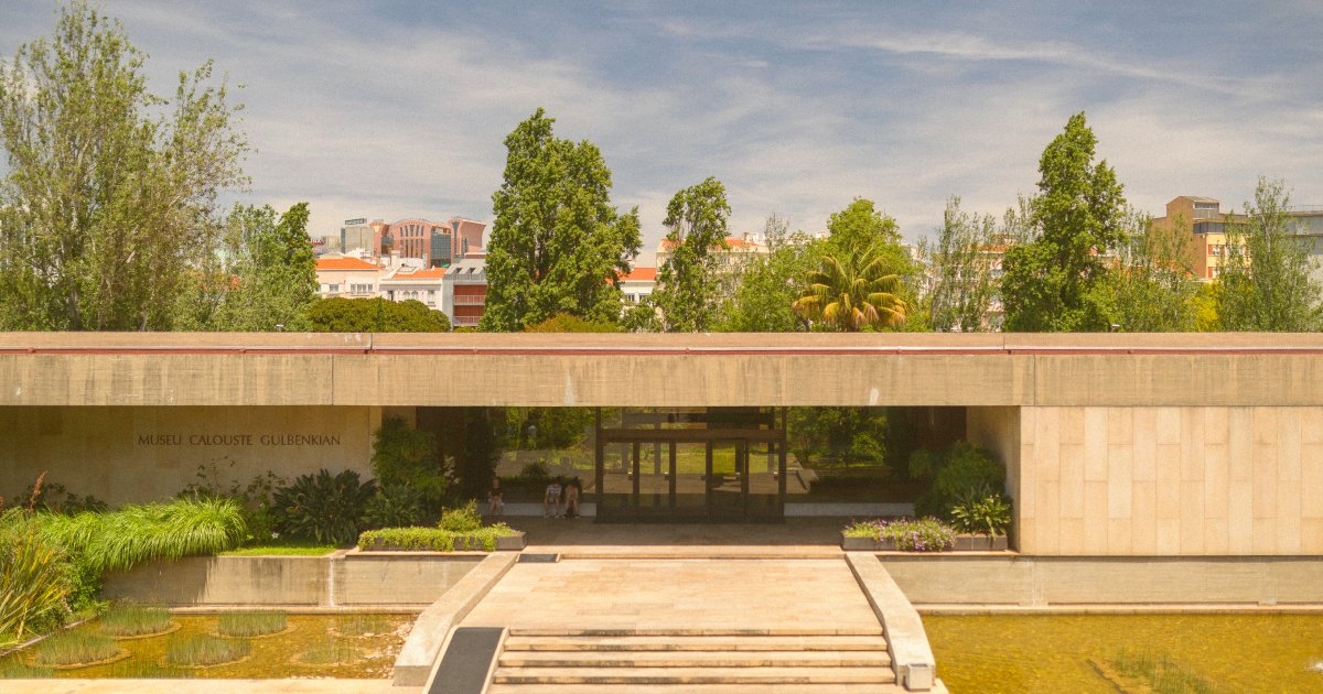 visitportugal's tweet photo. In the heart of bustling Lisbon lies the @FCGulbenkian  Foundation, a cultural oasis where art, nature and music converge. Take the opportunity to visit the impressive Centro de Arte Moderna (CAM) and the recently renovated Calouste Gulbenkian Museum 1/1
 https://t.co/QVd6Xqb0Lw https://t.co/ddN0LWSRul