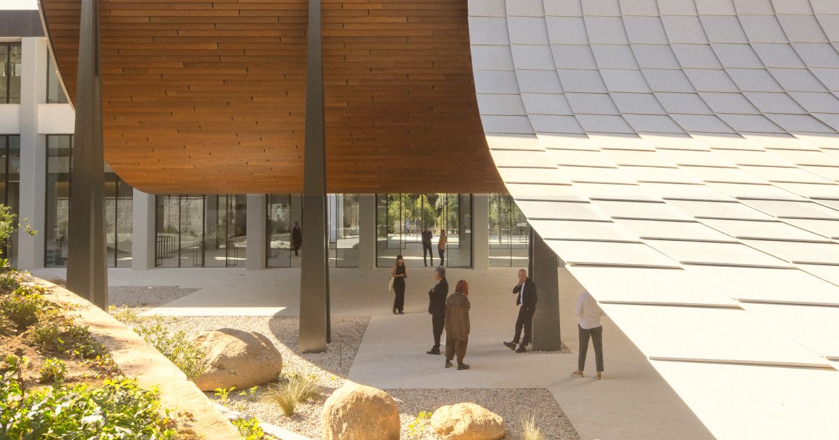 visitportugal's tweet photo. In the heart of bustling Lisbon lies the @FCGulbenkian  Foundation, a cultural oasis where art, nature and music converge. Take the opportunity to visit the impressive Centro de Arte Moderna (CAM) and the recently renovated Calouste Gulbenkian Museum 1/1
 https://t.co/QVd6Xqb0Lw https://t.co/ddN0LWSRul